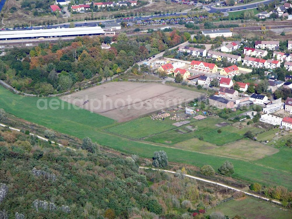 Aerial photograph Berlin-Kaulsdorf - 13.10.2004 Berlin-Kaulsdorf, Wohnsiedlung-Neubau der PREMIER-Deutschland GmbH, an der Dorfstraße Am Alten Dorfanger in Berlin-Kaulsdorf,