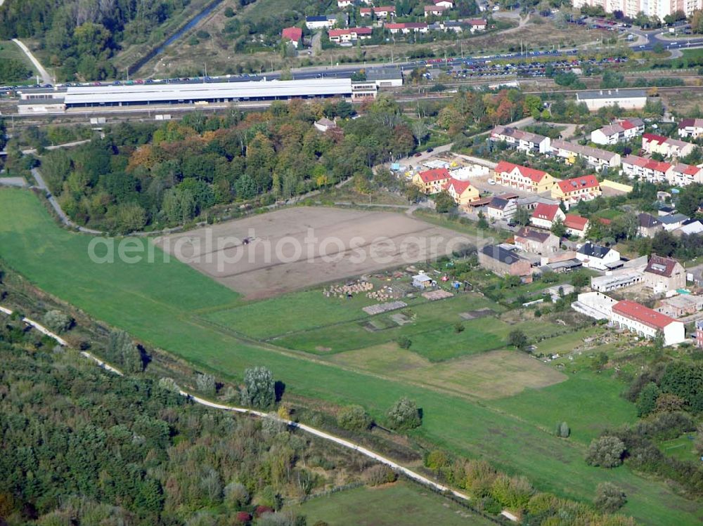 Berlin-Kaulsdorf from above - 13.10.2004 Berlin-Kaulsdorf, Wohnsiedlung-Neubau der PREMIER-Deutschland GmbH, an der Dorfstraße Am Alten Dorfanger in Berlin-Kaulsdorf,