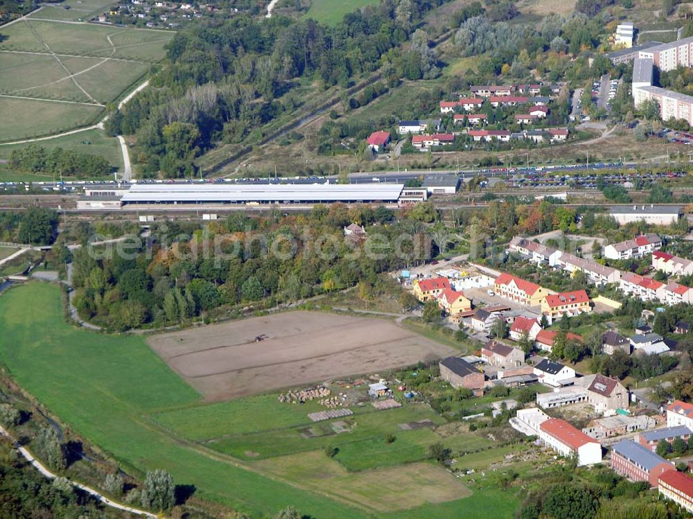 Berlin-Kaulsdorf from the bird's eye view: 13.10.2004 Berlin-Kaulsdorf, Wohnsiedlung-Neubau der PREMIER-Deutschland GmbH, an der Dorfstraße Am Alten Dorfanger in Berlin-Kaulsdorf,