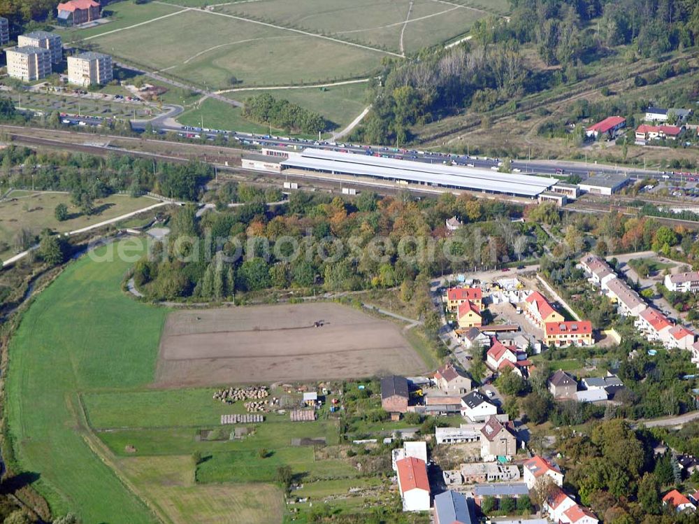 Aerial image Berlin-Kaulsdorf - 13.10.2004 Berlin-Kaulsdorf, Wohnsiedlung-Neubau der PREMIER-Deutschland GmbH, an der Dorfstraße Am Alten Dorfanger in Berlin-Kaulsdorf,