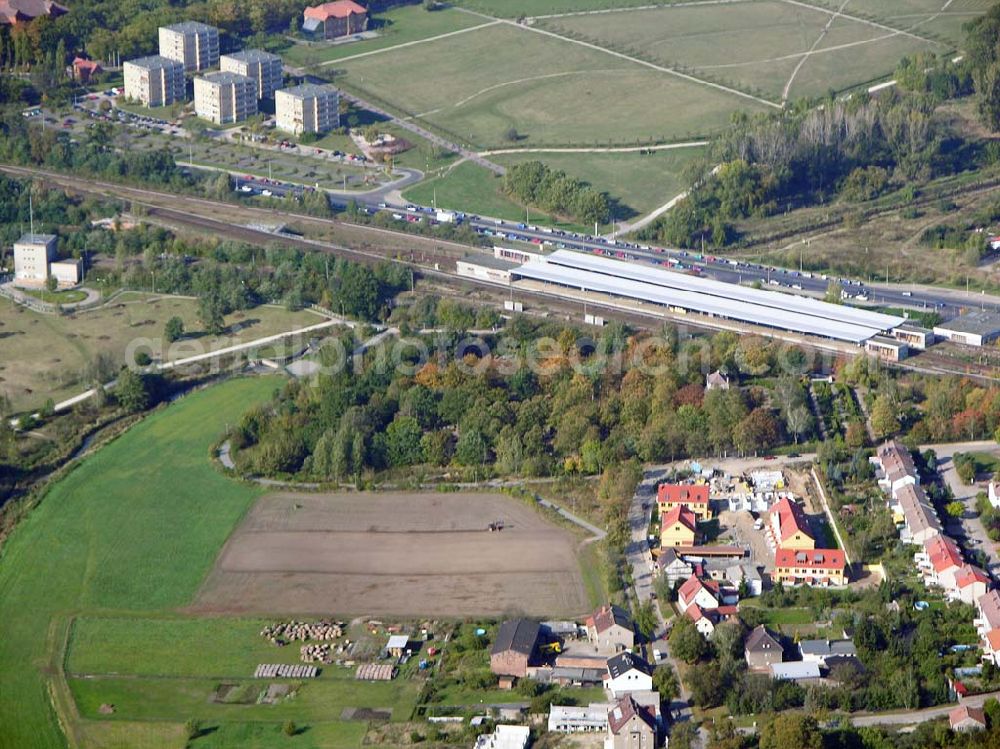 Aerial photograph Berlin-Kaulsdorf - 13.10.2004 Berlin-Kaulsdorf, Wohnsiedlung-Neubau der PREMIER-Deutschland GmbH, an der Dorfstraße Am Alten Dorfanger in Berlin-Kaulsdorf,