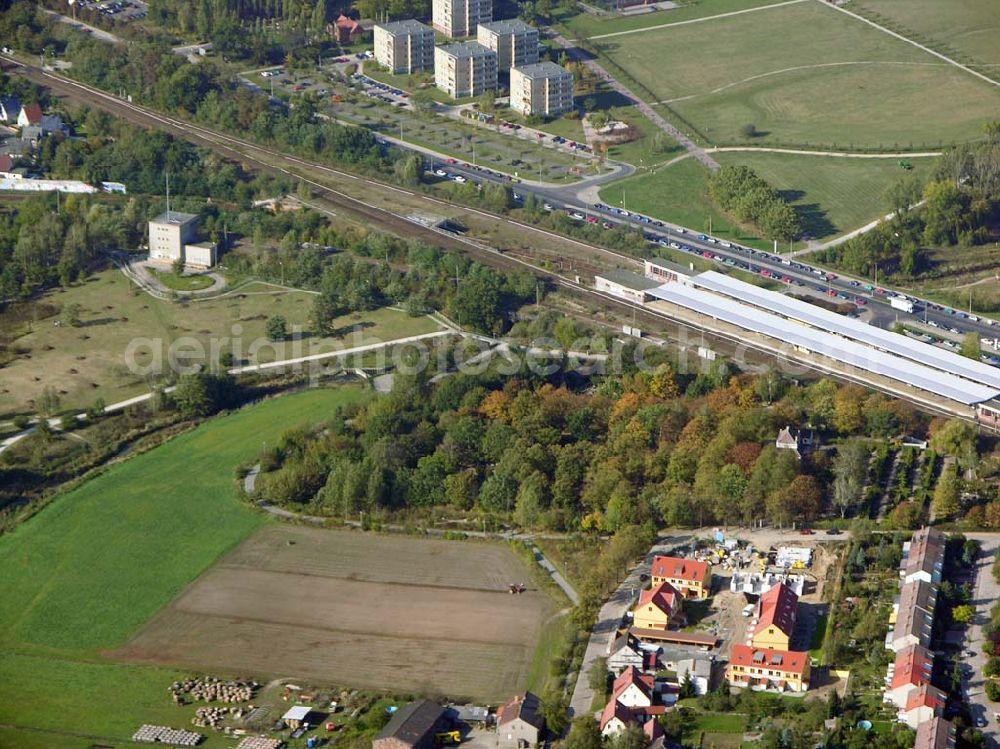 Berlin-Kaulsdorf from above - 13.10.2004 Berlin-Kaulsdorf, Wohnsiedlung-Neubau der PREMIER-Deutschland GmbH, an der Dorfstraße Am Alten Dorfanger in Berlin-Kaulsdorf,