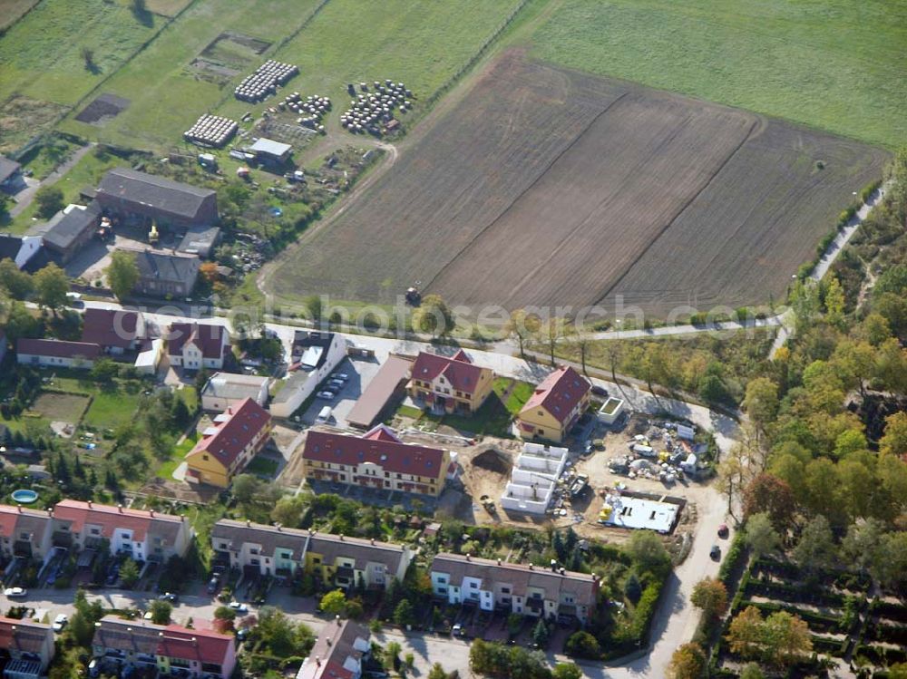 Berlin-Kaulsdorf from the bird's eye view: 13.10.2004 Berlin-Kaulsdorf, Wohnsiedlung-Neubau der PREMIER-Deutschland GmbH, an der Dorfstraße Am Alten Dorfanger in Berlin-Kaulsdorf,