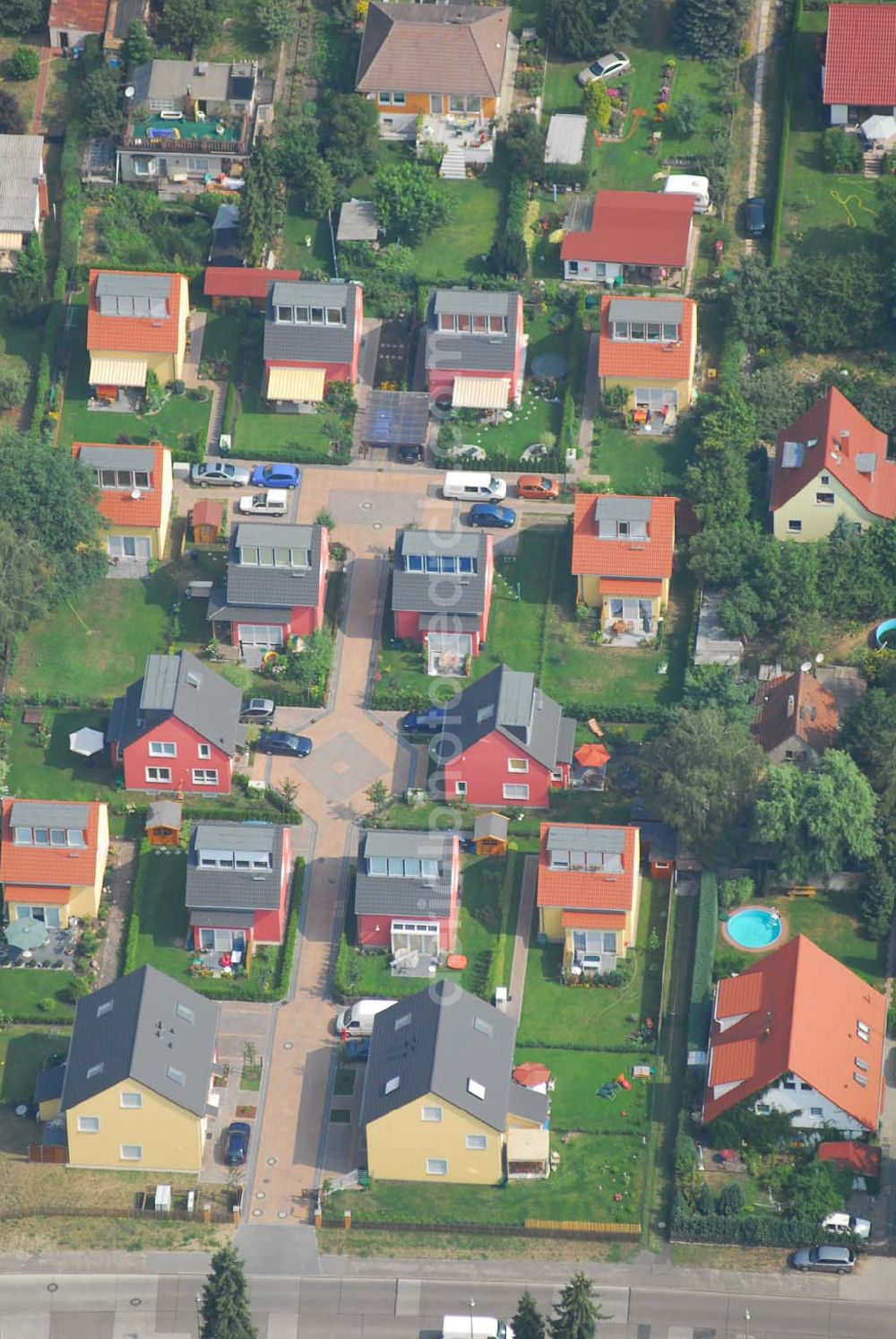 Berlin from the bird's eye view: Wohnsiedlungsneubau der PREMIER-Deutschland GmbH, an der Heerstr. Kaulsdorfer Garten in Berlin-Kaulsdorf