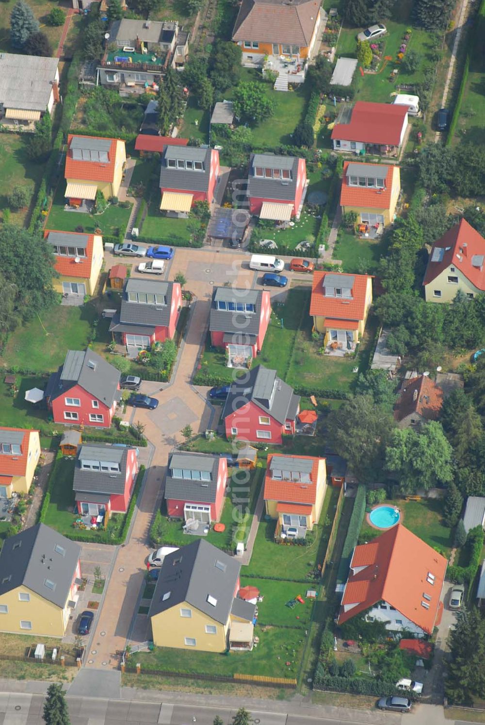 Aerial image Berlin - Wohnsiedlungsneubau der PREMIER-Deutschland GmbH, an der Heerstr. Kaulsdorfer Garten in Berlin-Kaulsdorf