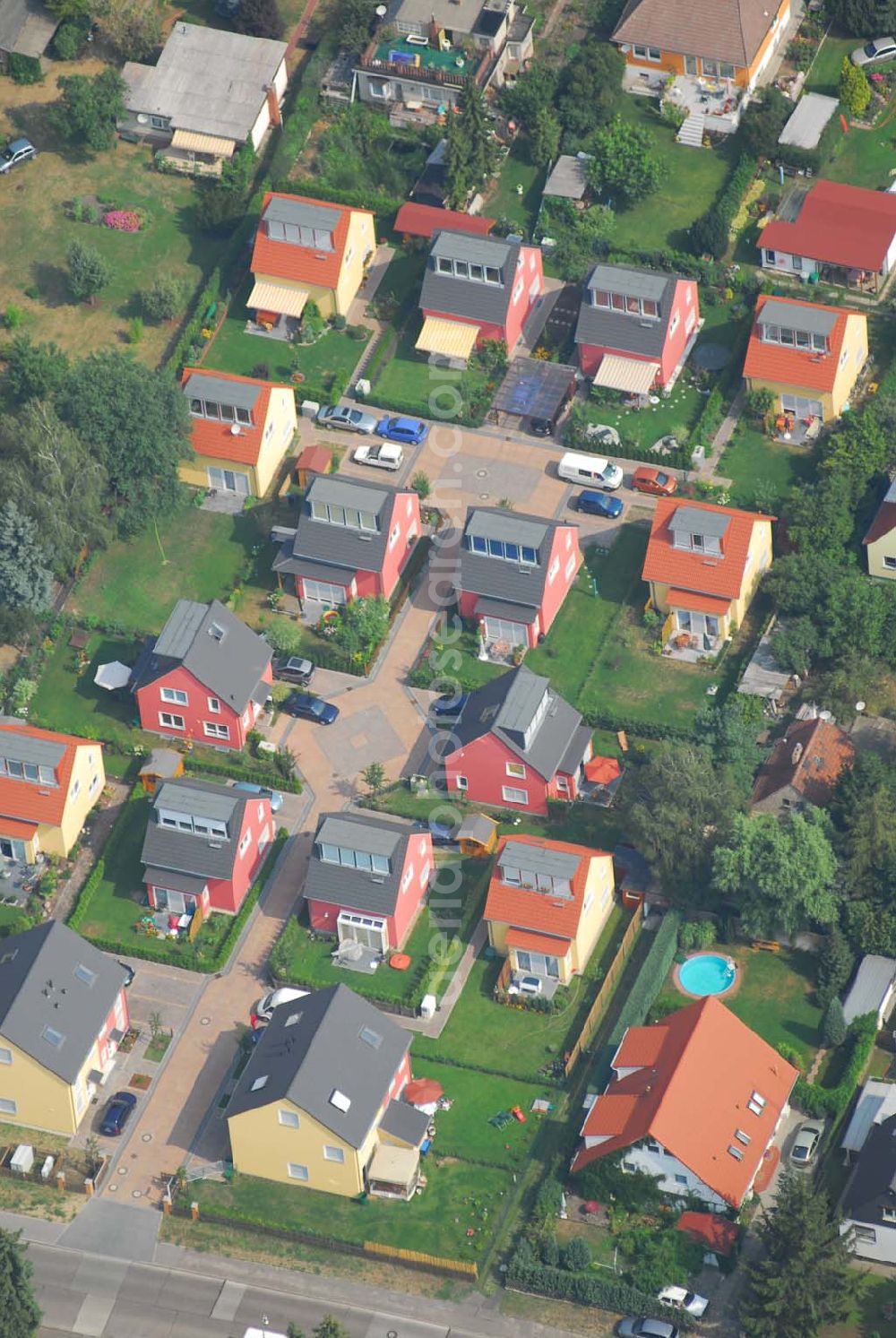 Aerial photograph Berlin - Wohnsiedlungsneubau der PREMIER-Deutschland GmbH, an der Heerstr. Kaulsdorfer Garten in Berlin-Kaulsdorf