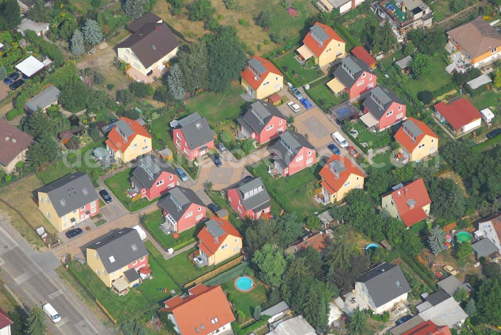 Berlin from the bird's eye view: Wohnsiedlungsneubau der PREMIER-Deutschland GmbH, an der Heerstr. Kaulsdorfer Garten in Berlin-Kaulsdorf