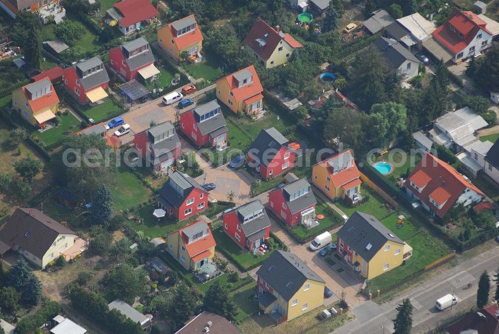 Berlin from the bird's eye view: Wohnsiedlungsneubau der PREMIER-Deutschland GmbH, an der Heerstr. Kaulsdorfer Garten in Berlin-Kaulsdorf