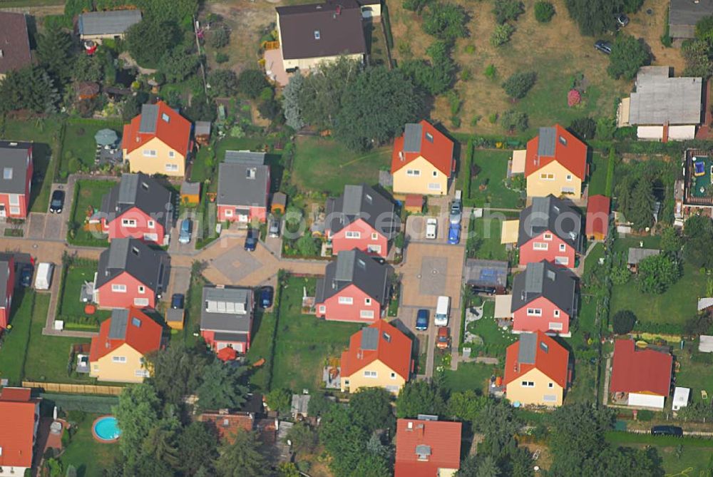 Aerial image Berlin - Wohnsiedlungsneubau der PREMIER-Deutschland GmbH, an der Heerstr. Kaulsdorfer Garten in Berlin-Kaulsdorf