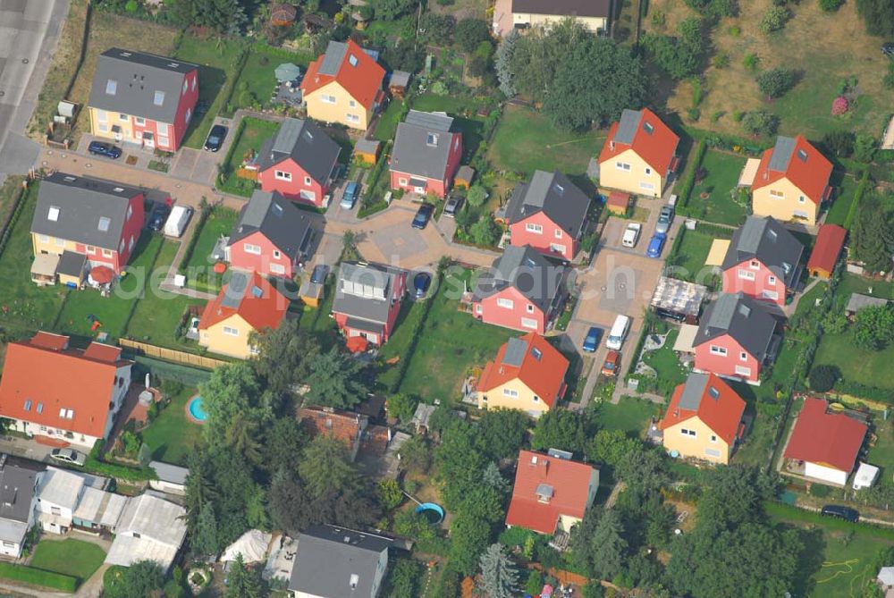 Aerial photograph Berlin - Wohnsiedlungsneubau der PREMIER-Deutschland GmbH, an der Heerstr. Kaulsdorfer Garten in Berlin-Kaulsdorf