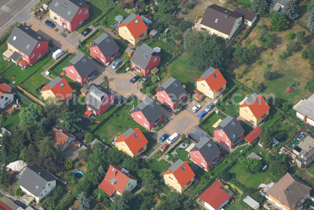 Berlin from the bird's eye view: Wohnsiedlungsneubau der PREMIER-Deutschland GmbH, an der Heerstr. Kaulsdorfer Garten in Berlin-Kaulsdorf