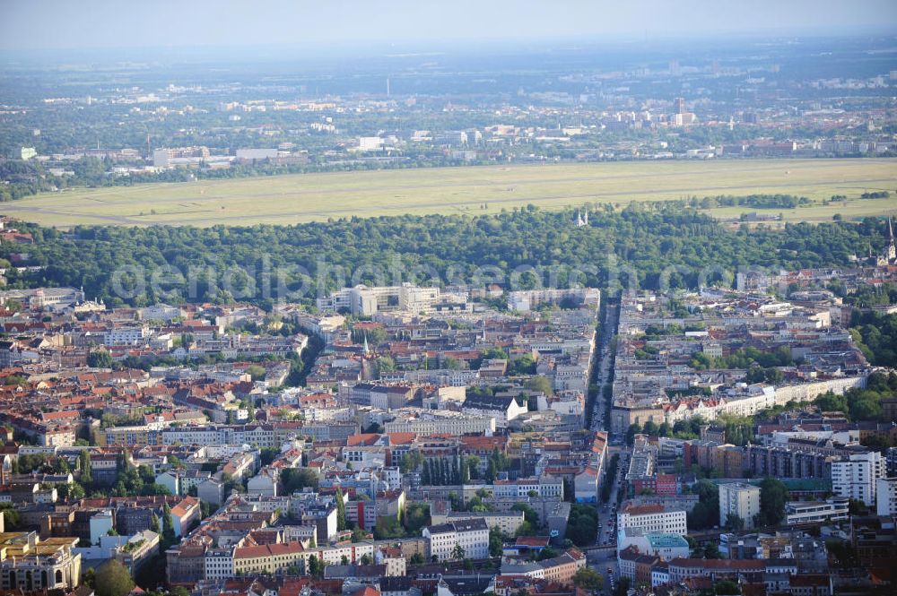 Aerial photograph Berlin - Kreuzberg - Blick über den Stadtteil Kreuzberg in Richtung Volkspark Hasenheide und dem ehemaliegen Flughafen Tempelhof. View over the district Kreuzberg to the Hasenheide parkl and the former airport Tempelhof.