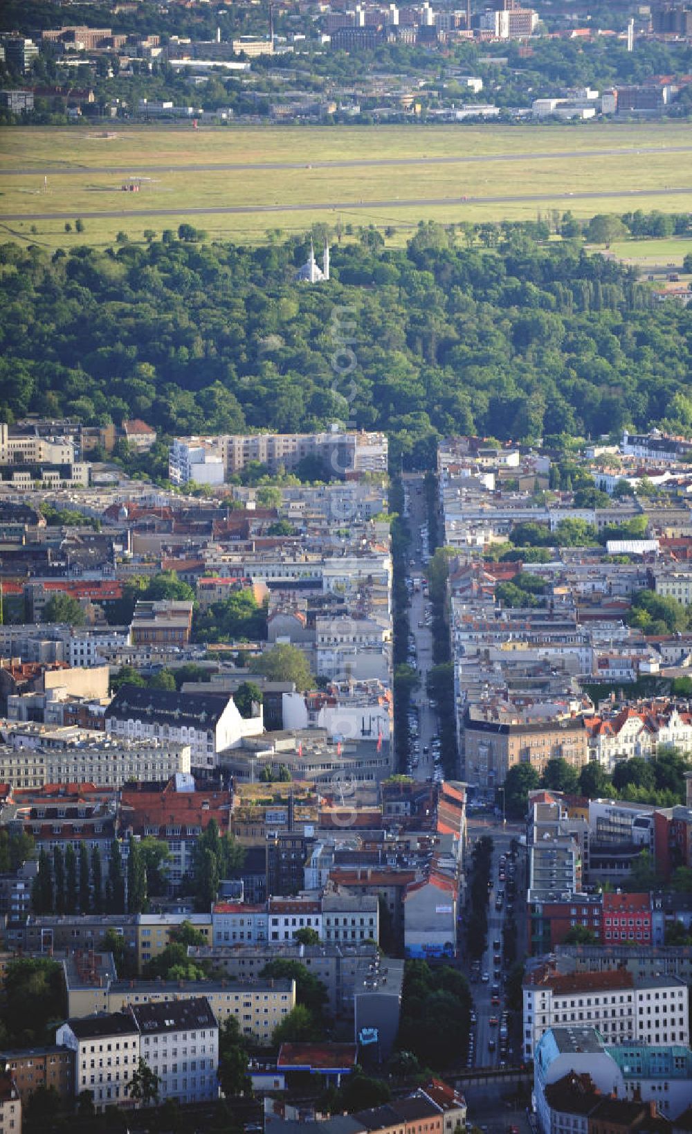 Berlin - Kreuzberg from above - Blick über den Stadtteil Kreuzberg entlang der Graefestraße in Richtung Volkspark Hasenheide und dem ehemaliegen Flughafen Tempelhof. View over the district Kreuzberg to the Hasenheide parkl and the former airport Tempelhof.