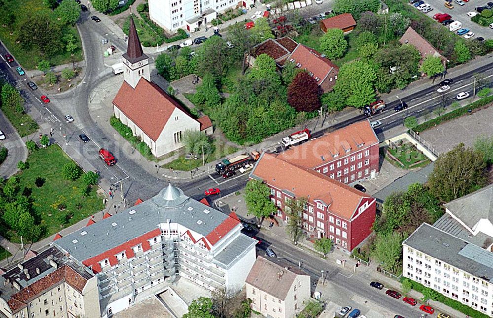 Aerial image Berlin-Lichtenberg - Bürohaus Alfred-Kowalke-Straße 30 - Sitz der Agentur LUFTBILD&PRESSEFOTO - an der Straße am Tierpark in 10315 BERLIN-Lichtenberg. 27.04.1998