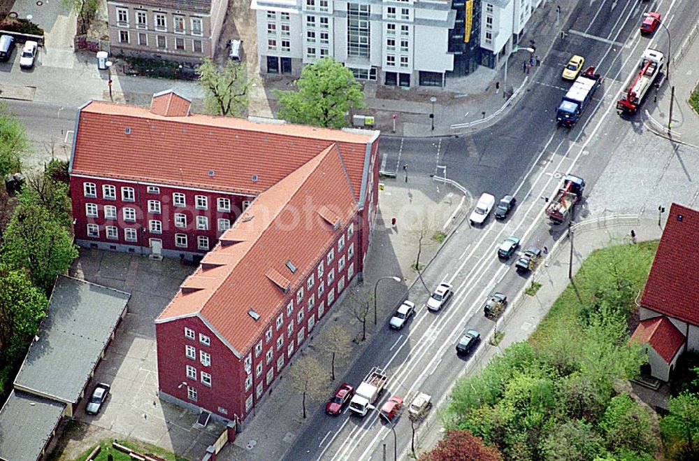 Berlin-Lichtenberg from above - Bürohaus Alfred-Kowalke-Straße 30 - Sitz der Agentur LUFTBILD&PRESSEFOTO - an der Straße am Tierpark in 10315 BERLIN-Lichtenberg. 27.04.1998