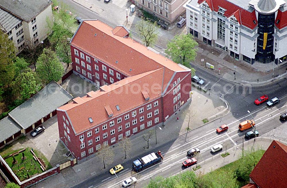 Berlin-Lichtenberg from the bird's eye view: Bürohaus Alfred-Kowalke-Straße 30 - Sitz der Agentur LUFTBILD&PRESSEFOTO - an der Straße am Tierpark in 10315 BERLIN-Lichtenberg. 27.04.1998