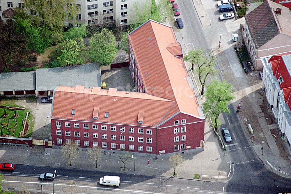 Aerial image Berlin-Lichtenberg - Bürohaus Alfred-Kowalke-Straße 30 - Sitz der Agentur LUFTBILD&PRESSEFOTO - an der Straße am Tierpark in 10315 BERLIN-Lichtenberg. 27.04.1998