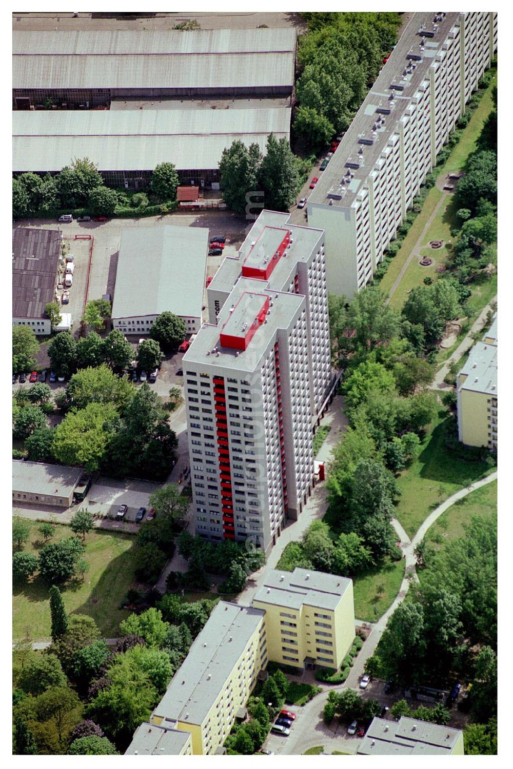 Aerial photograph Berlin Lichtenberg - 30.05.2004 Berlin Lichtenberg, Blick auf die Gebäude Coppistrasse 10-12, 10365 Berlin, der PRIMA Wohnbau Gesellschaft, PRIMA Wohnbauten Privatisierungs-Managemant GmbH Lichtenberg, Kurfürstendamm 32, 10719 Berlin, Tel.: 212497-0, Fax.: 2110170,