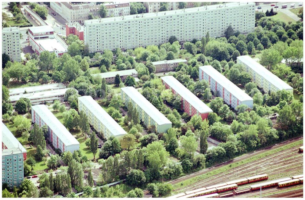 Aerial photograph Berlin Lichtenberg - 30.05.2004 Berlin Lichtenberg, Blick auf die Gebäude der Rosenfelder Ring 65-99, 125-147, 101-123, 10315 Berlin, der PRIMA Wohnbau Gesellschaft, PRIMA Wohnbauten Privatisierungs-Managemant GmbH Lichtenberg, Kurfürstendamm 32, 10719 Berlin, Tel.: 212497-0, Fax.: 2110170,