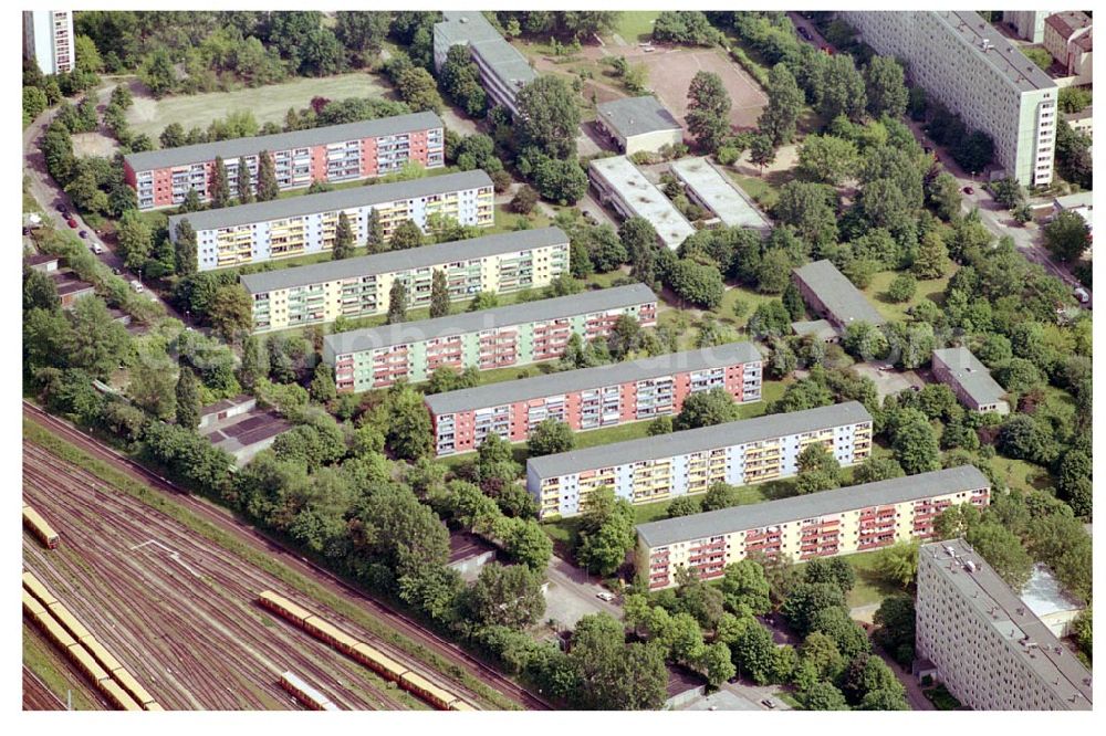 Aerial image Berlin Lichtenberg - 30.05.2004 Berlin Lichtenberg, Blick auf die Gebäude der Rosenfelder Ring 65-99, 125-147, 101-123, 10315 Berlin, der PRIMA Wohnbau Gesellschaft, PRIMA Wohnbauten Privatisierungs-Managemant GmbH Lichtenberg, Kurfürstendamm 32, 10719 Berlin, Tel.: 212497-0, Fax.: 2110170,