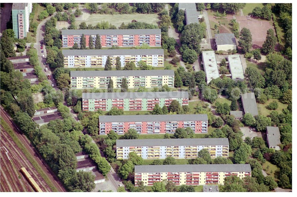 Berlin Lichtenberg from above - 30.05.2004 Berlin Lichtenberg, Blick auf die Gebäude der Rosenfelder Ring 65-99, 125-147, 101-123, 10315 Berlin, der PRIMA Wohnbau Gesellschaft, PRIMA Wohnbauten Privatisierungs-Managemant GmbH Lichtenberg, Kurfürstendamm 32, 10719 Berlin, Tel.: 212497-0, Fax.: 2110170,