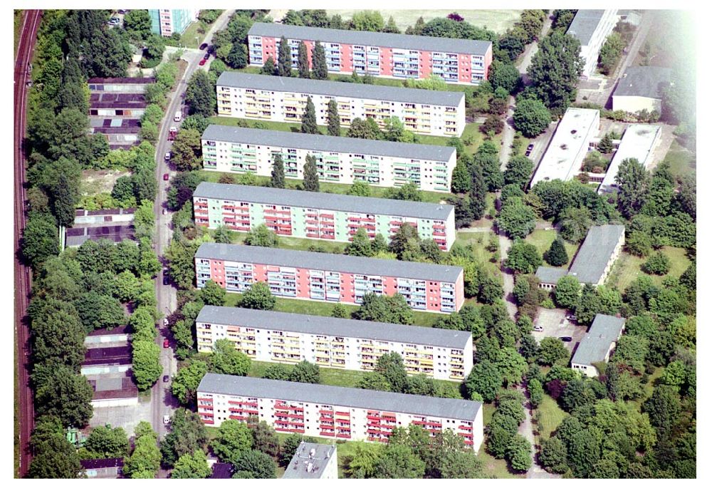 Aerial image Berlin Lichtenberg - 30.05.2004 Berlin Lichtenberg, Blick auf die Gebäude der Rosenfelder Ring 65-99, 125-147, 101-123, 10315 Berlin, der PRIMA Wohnbau Gesellschaft, PRIMA Wohnbauten Privatisierungs-Managemant GmbH Lichtenberg, Kurfürstendamm 32, 10719 Berlin, Tel.: 212497-0, Fax.: 2110170,