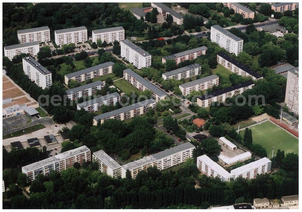 Aerial image Berlin Lichtenberg - 30.05.2004 Berlin Lichtenberg, Blick auf die Gebäude der Salzmannstr. 4-12 und 16-26, der PRIMA Wohnbau Gesellschaft, PRIMA Wohnbauten Privatisierungs-Managemant GmbH Lichtenberg, Kurfürstendamm 32, 10719 Berlin, Tel.: 212497-0, Fax.: 2110170,