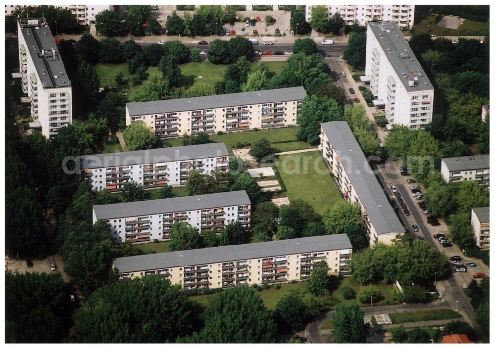 Aerial photograph Berlin Lichtenberg - 30.05.2004 Berlin Lichtenberg, Blick auf die Gebäude der Salzmannstr. 4-12 und 16-26, der PRIMA Wohnbau Gesellschaft, PRIMA Wohnbauten Privatisierungs-Managemant GmbH Lichtenberg, Kurfürstendamm 32, 10719 Berlin, Tel.: 212497-0, Fax.: 2110170,