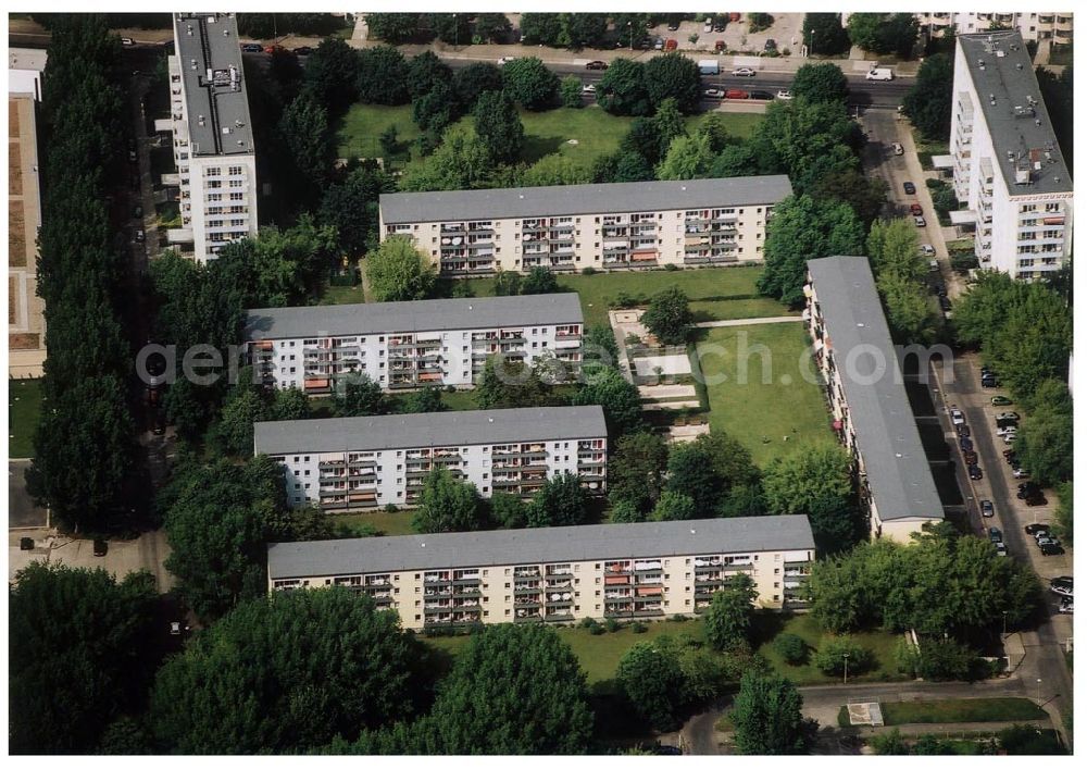 Berlin Lichtenberg from above - 30.05.2004 Berlin Lichtenberg, Blick auf die Gebäude der Salzmannstr. 4-12 und 16-26, der PRIMA Wohnbau Gesellschaft, PRIMA Wohnbauten Privatisierungs-Managemant GmbH Lichtenberg, Kurfürstendamm 32, 10719 Berlin, Tel.: 212497-0, Fax.: 2110170,