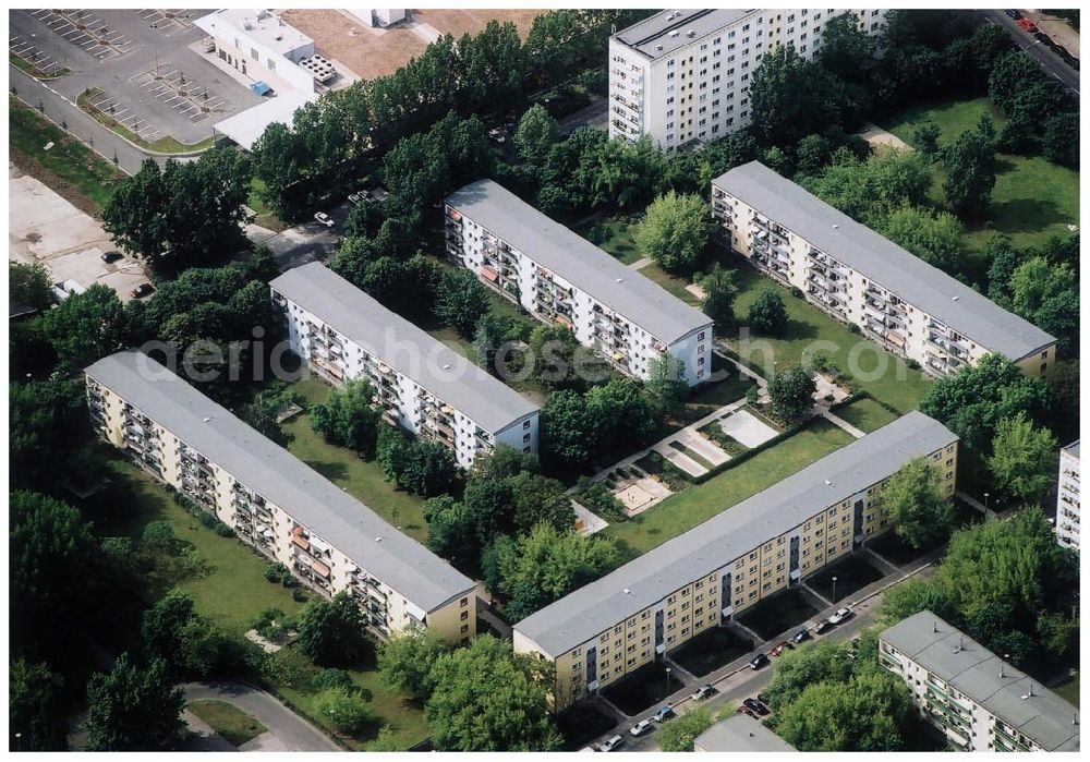 Berlin Lichtenberg from the bird's eye view: 30.05.2004 Berlin Lichtenberg, Blick auf die Gebäude der Salzmannstr. 4-12 und 16-26, der PRIMA Wohnbau Gesellschaft, PRIMA Wohnbauten Privatisierungs-Managemant GmbH Lichtenberg, Kurfürstendamm 32, 10719 Berlin, Tel.: 212497-0, Fax.: 2110170,