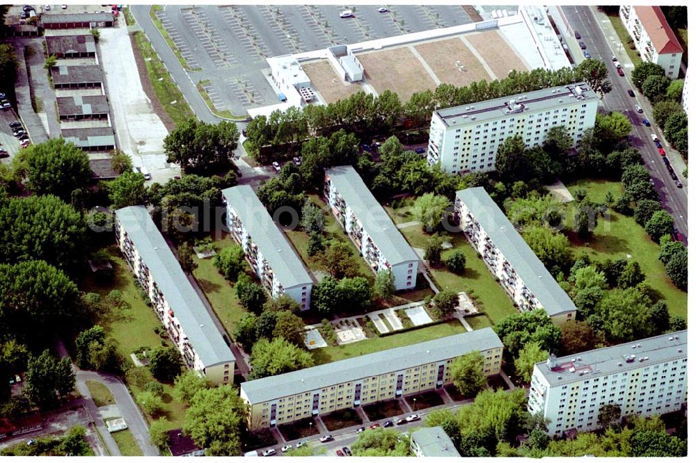 Aerial image Berlin Lichtenberg - 30.05.2004 Berlin Lichtenberg, Blick auf die Gebäude der Salzmannstr. 4-12 und 16-26,Huronseestr. 19-25 und 29-39 der PRIMA Wohnbau Gesellschaft, PRIMA Wohnbauten Privatisierungs-Managemant GmbH Lichtenberg, Kurfürstendamm 32, 10719 Berlin, Tel.: 212497-0, Fax.: 2110170,