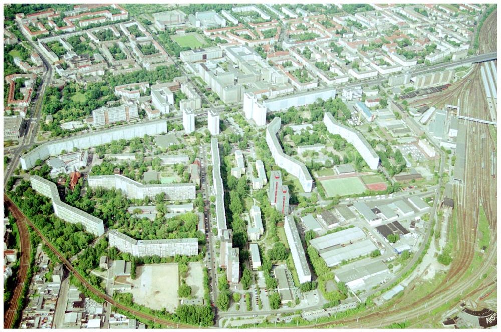 Berlin Lichtenberg from above - 31.05.2004 Berlin Lichtenberg, Blick auf die Gebäude der Schulze-Boysen-Straße 39-47, 69-75, 49-67, 10369 Berlin, der PRIMA Wohnbau Gesellschaft, PRIMA Wohnbauten Privatisierungs-Managemant GmbH Lichtenberg, Kurfürstendamm 32, 10719 Berlin, Tel.: 212497-0, Fax.: 2110170,