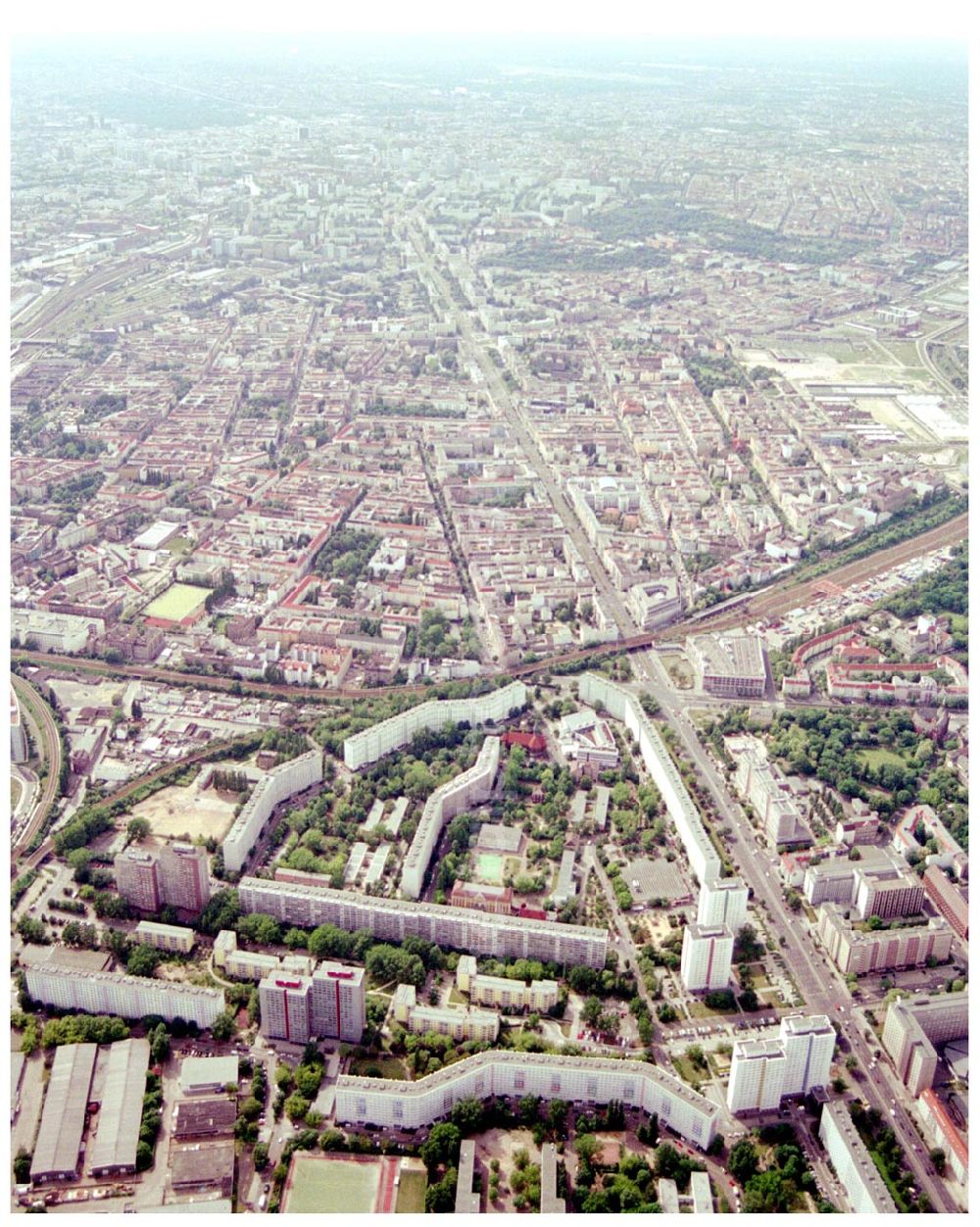 Aerial photograph Berlin Lichtenberg - 31.05.2004 Berlin Lichtenberg, Blick auf die Gebäude der Schulze-Boysen-Straße 39-47, 69-75, 49-67, 10369 Berlin, der PRIMA Wohnbau Gesellschaft, PRIMA Wohnbauten Privatisierungs-Managemant GmbH Lichtenberg, Kurfürstendamm 32, 10719 Berlin, Tel.: 212497-0, Fax.: 2110170,