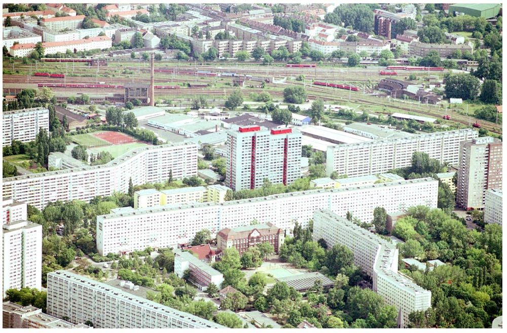 Berlin Lichtenberg from above - 30.05.2004 Berlin Lichtenberg, Blick auf die Gebäude der Schulze-Boysen-Straße 39-47, 69-75, 49-67, 10365 Berlin, der PRIMA Wohnbau Gesellschaft, PRIMA Wohnbauten Privatisierungs-Managemant GmbH Lichtenberg, Kurfürstendamm 32, 10719 Berlin, Tel.: 212497-0, Fax.: 2110170,