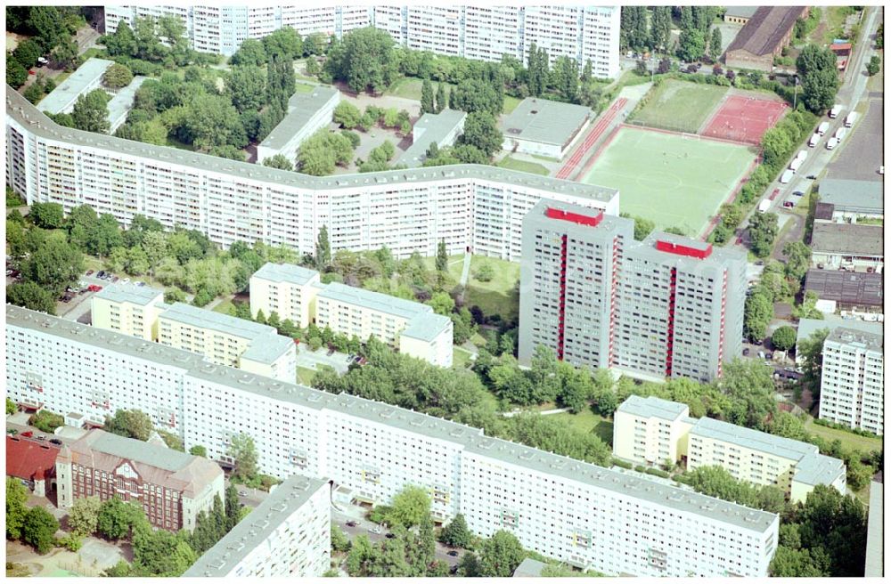 Aerial image Berlin Lichtenberg - 30.05.2004 Berlin Lichtenberg, Blick auf die Gebäude der Schulze-Boysen-Straße 39-47, 69-75, 49-67, 10365 Berlin, der PRIMA Wohnbau Gesellschaft, PRIMA Wohnbauten Privatisierungs-Managemant GmbH Lichtenberg, Kurfürstendamm 32, 10719 Berlin, Tel.: 212497-0, Fax.: 2110170,