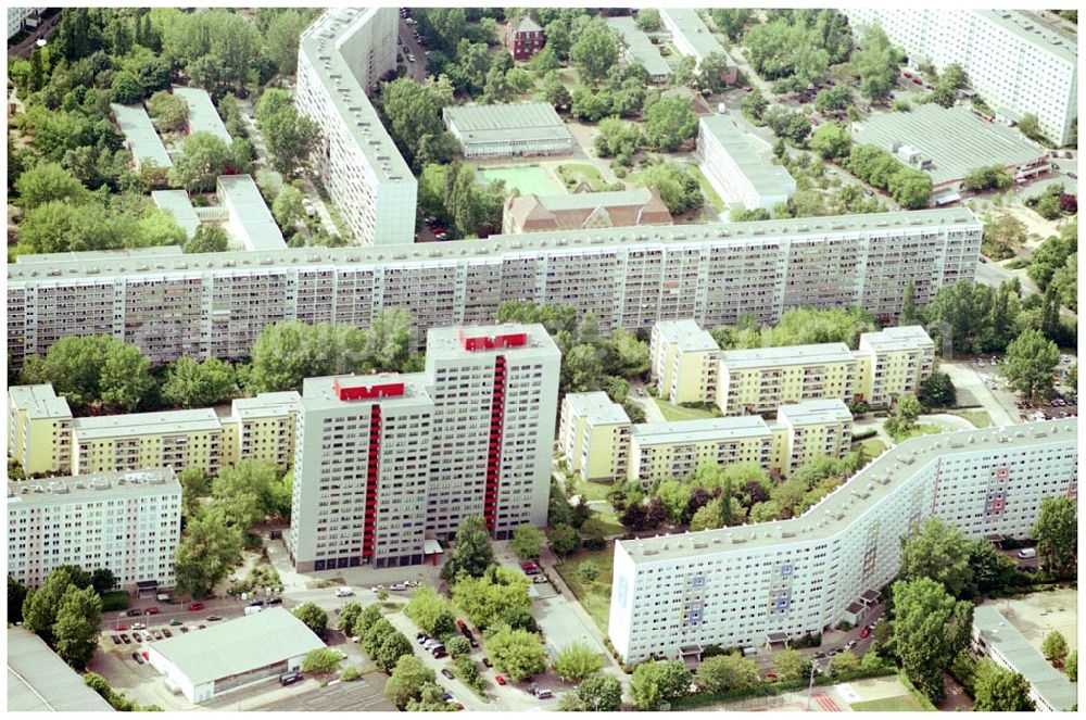 Aerial image Berlin Lichtenberg - 30.05.2004 Berlin Lichtenberg, Blick auf die Gebäude der Schulze-Boysen-Straße 39-47, 69-75, 49-67, 10365 Berlin, der PRIMA Wohnbau Gesellschaft, PRIMA Wohnbauten Privatisierungs-Managemant GmbH Lichtenberg, Kurfürstendamm 32, 10719 Berlin, Tel.: 212497-0, Fax.: 2110170,