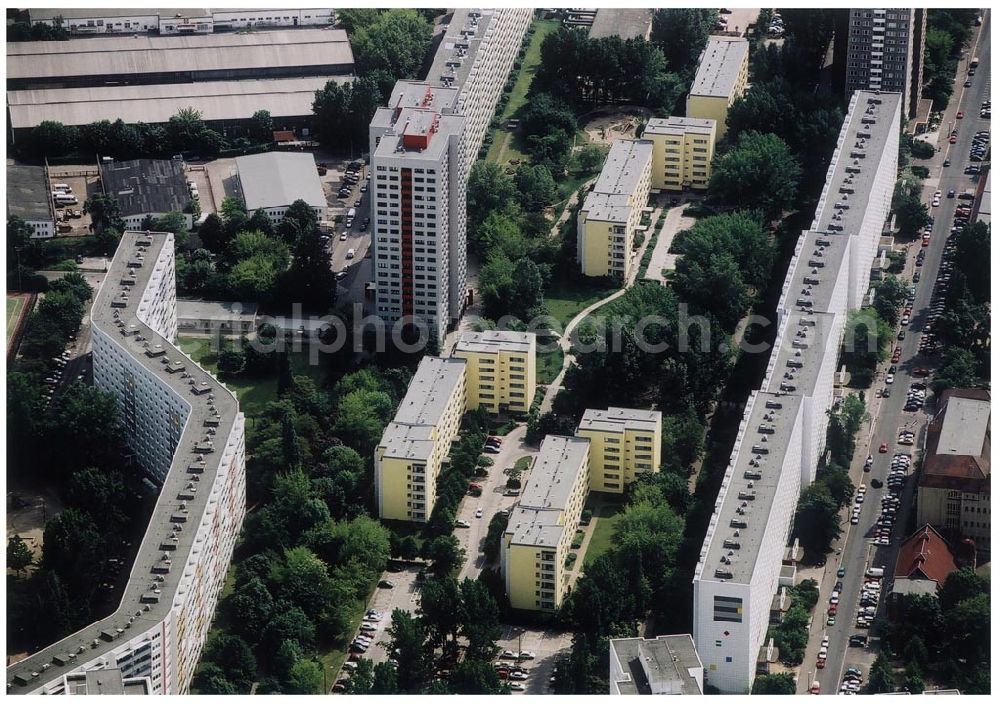 Berlin Lichtenberg from above - 30.05.2004 Berlin Lichtenberg, Blick auf die Gebäude der Schulze-Boysen-Straße 39-47, 69-75, 49-67, 10365 Berlin, der PRIMA Wohnbau Gesellschaft, PRIMA Wohnbauten Privatisierungs-Managemant GmbH Lichtenberg, Kurfürstendamm 32, 10719 Berlin, Tel.: 212497-0, Fax.: 2110170,