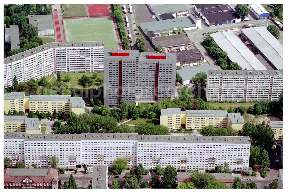 Berlin Lichtenberg from above - 30.05.2004 Berlin Lichtenberg, Blick auf die Gebäude der Schulze-Boysen-Straße 39-47, 69-75, 49-67, 10365 Berlin, der PRIMA Wohnbau Gesellschaft, PRIMA Wohnbauten Privatisierungs-Managemant GmbH Lichtenberg, Kurfürstendamm 32, 10719 Berlin, Tel.: 212497-0, Fax.: 2110170,