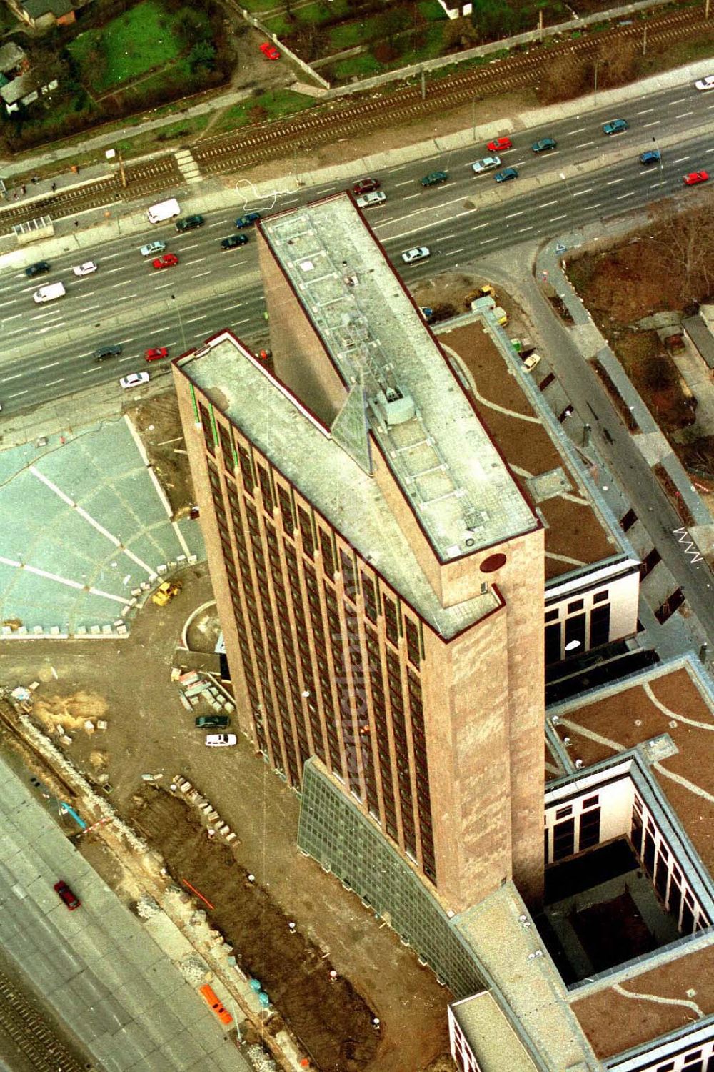 Aerial image Berlin -Lichtenberg - Berlin Lichtenberg Rihnstraße Ecke Landsbergeralee Hochhaus mit Lichtsymboluhr 02.1995