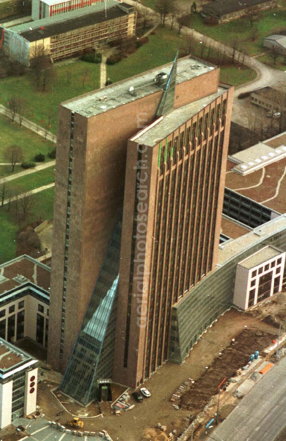 Aerial photograph Berlin -Lichtenberg - Berlin Lichtenberg Rihnstraße Ecke Landsbergeralee Hochhaus mit Lichtsymboluhr 02.1995