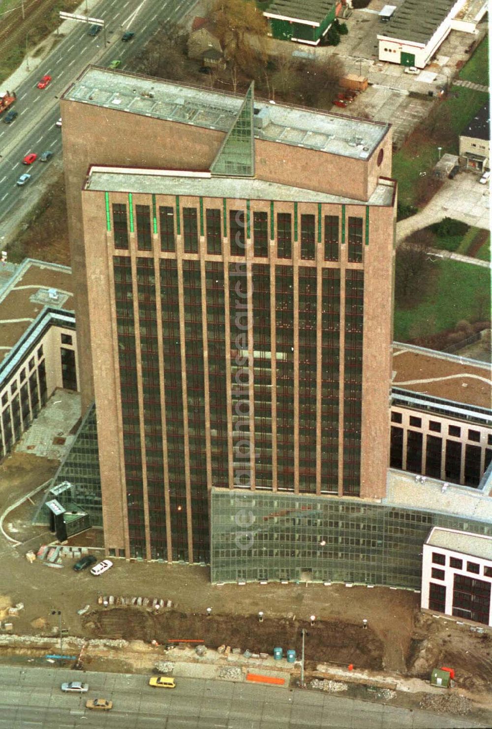 Berlin -Lichtenberg from above - Berlin Lichtenberg Rihnstraße Ecke Landsbergeralee Hochhaus mit Lichtsymboluhr 02.1995