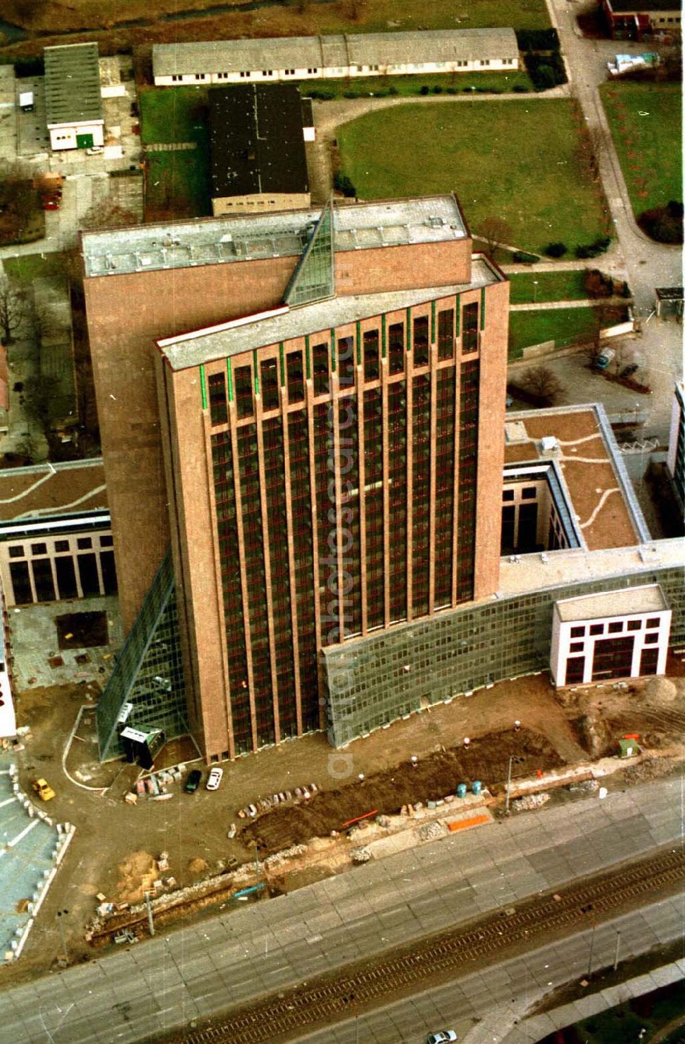 Berlin -Lichtenberg from the bird's eye view: Berlin Lichtenberg Rihnstraße Ecke Landsbergeralee Hochhaus mit Lichtsymboluhr 02.1995