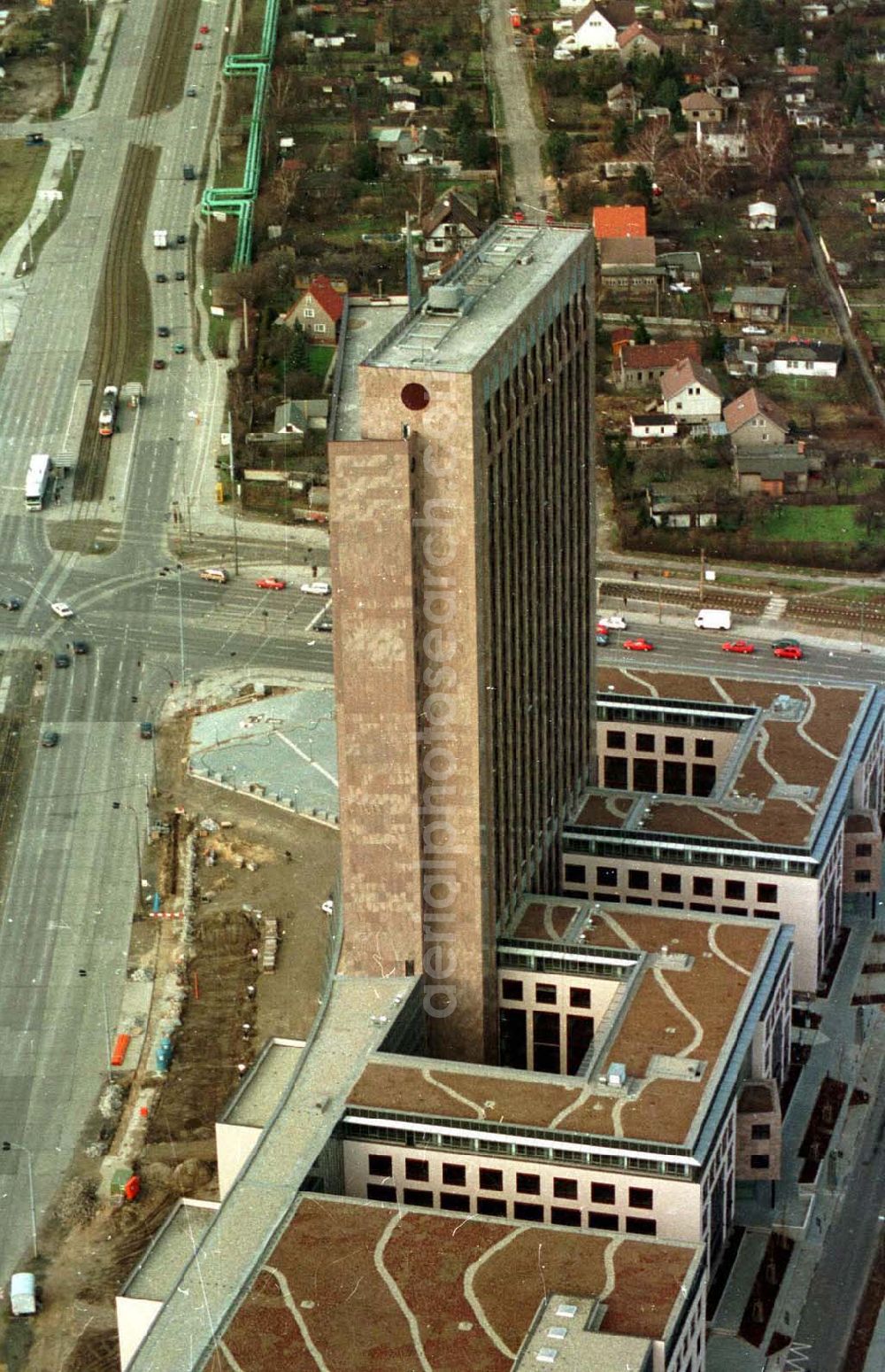 Aerial image Berlin -Lichtenberg - Berlin Lichtenberg Rihnstraße Ecke Landsbergeralee Hochhaus mit Lichtsymboluhr 02.1995