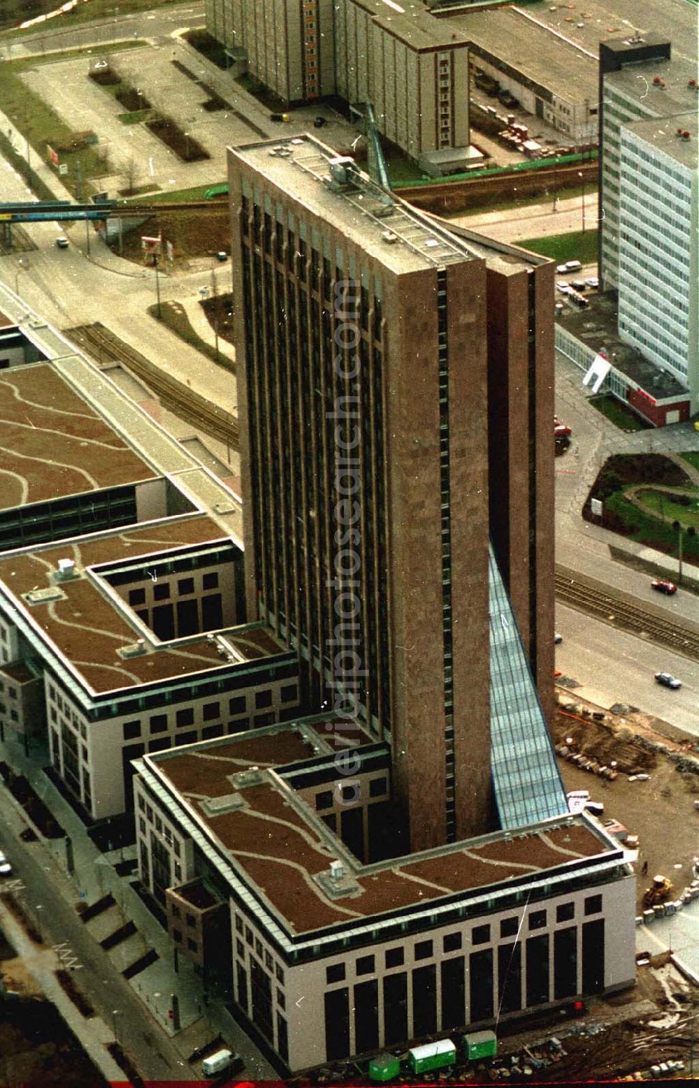 Aerial photograph Berlin -Lichtenberg - Berlin Lichtenberg Rihnstraße Ecke Landsbergeralee Hochhaus mit Lichtsymboluhr 02.1995