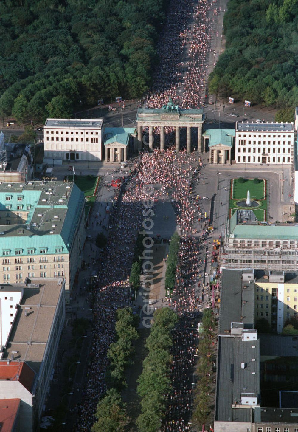 Aerial image Berlin Mitte - Berlin-Marathon am Brandenburger Tor, Pariser Platz, Straße des 17. Juni und der Tiergarten. Berlin-marathon at the Brandenburg Gate, the public square Pariser Platz, the 17 June Street and the park Tiergarten.