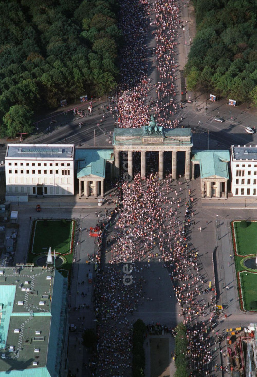 Aerial photograph Berlin Mitte - Berlin-Marathon am Brandenburger Tor, Pariser Platz, Straße des 17. Juni und der Tiergarten. Berlin-marathon at the Brandenburg Gate, the public square Pariser Platz, the 17 June Street and the park Tiergarten.