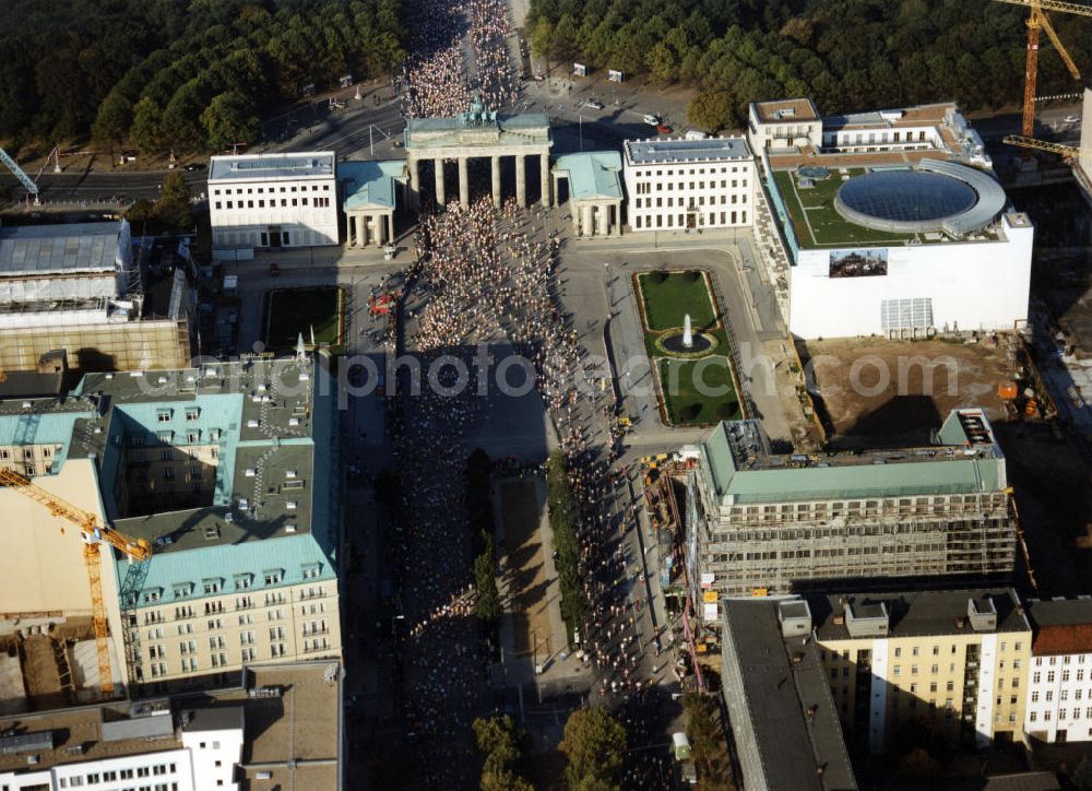 Aerial photograph Berlin - Der 25. Berlin Marathon entlang der Straße des 17. Juni, dem Brandenburger Tor und weiter über den Pariser Platz. Veranstalter war der SCC Sport-Club-Charlottenburg e.V. Kontakt: