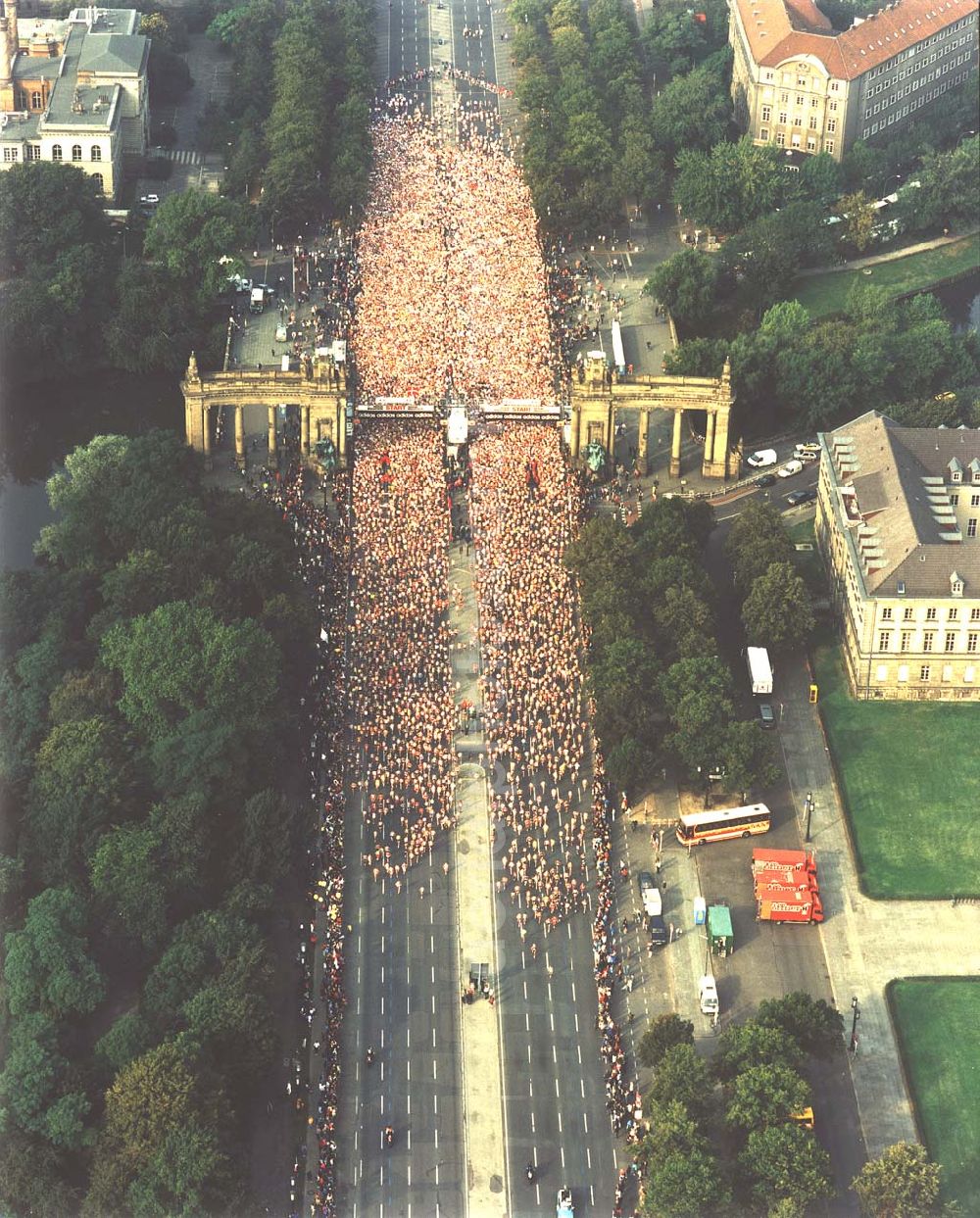 Aerial photograph Berlin - Berlin-Marathon am Salzufer an der Straße des 17. Juni in Berlin-Charlottenburg