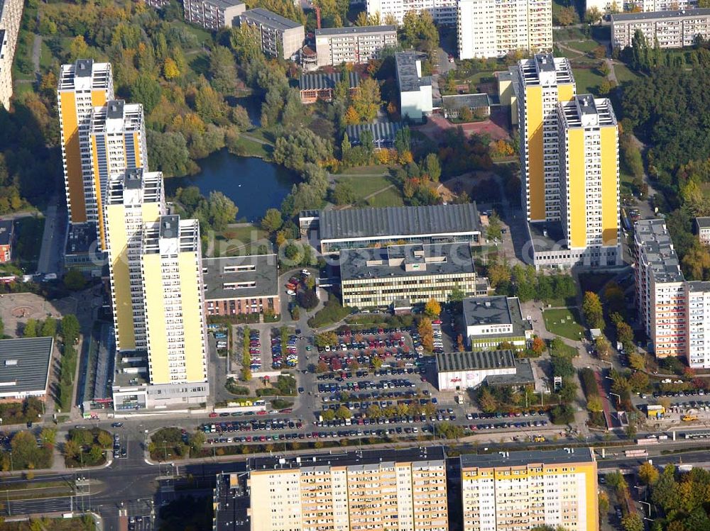 Berlin - Marzahn from the bird's eye view: 20.10.2004 Blick auf das Wohngebiet an der Märkischen Allee / Allee der Kosmonauten in Berlin - Marzahn