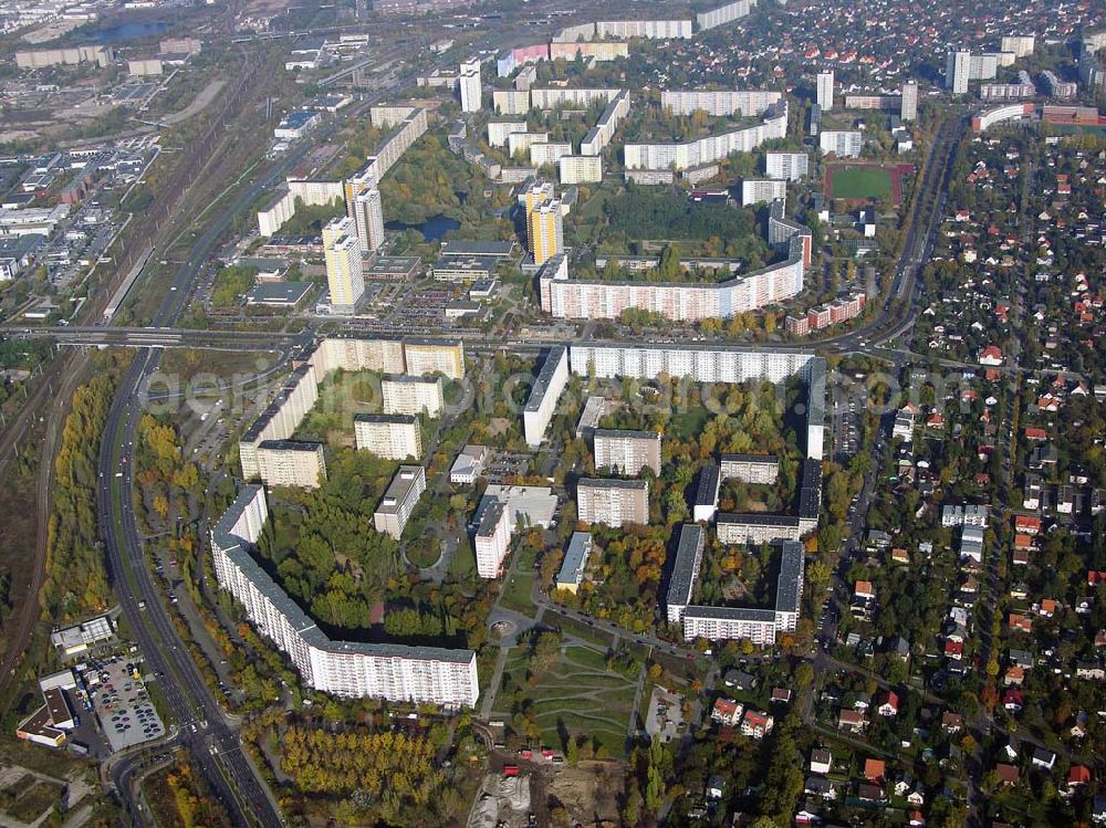 Aerial photograph Berlin - Marzahn - 20.10.2004 Blick auf das Wohngebiet an der Märkischen Allee / Allee der Kosmonauten in Berlin - Marzahn